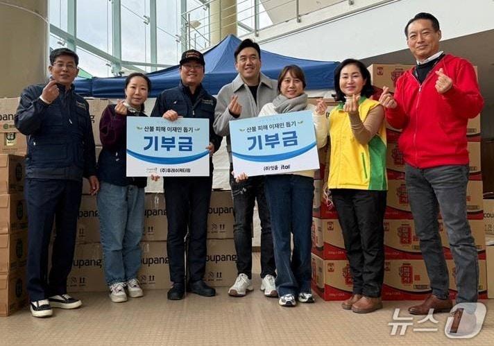 본문 이미지 - 대구의 몰입형 기숙학원 운영 업체 '잇올'과 대구에 본사를 둔 급식업체 '후레쉬케터링'은 최근 경북에서 발생한 대형 산불로 피해를 입은 이재민들에게 무료 급식 봉사를 했다. (잇올·후레쉬케터링 제공. 재판매 및 DB 금지)/뉴스1