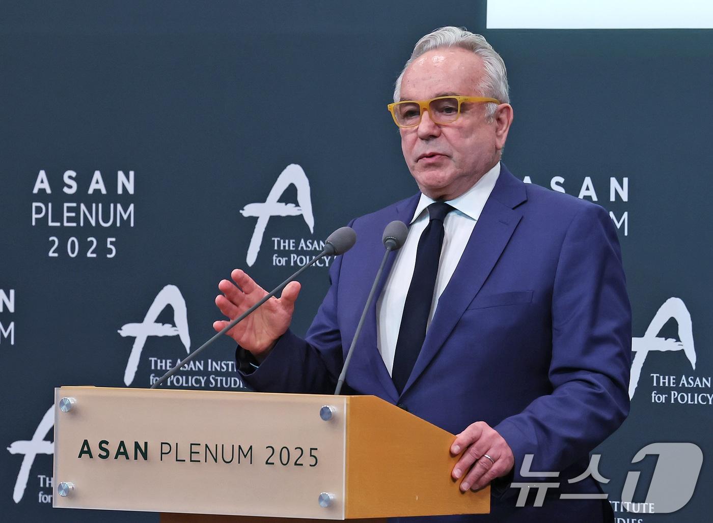 본문 이미지 - 커트 캠벨(Kurt Campbell) 전 미 국무부 부장관이 지난 23일 오전 서울 용산구 그랜드하얏트 호텔에서 열린 '아산 플래넘 2025'에서 기조연설을 하고 있다. 2025.4.23 ⓒ 뉴스1 장수영 기자