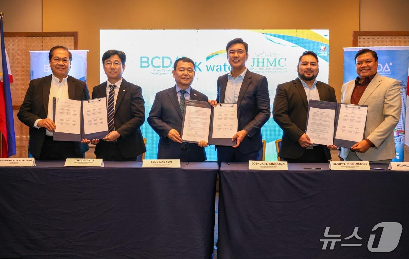 윤석대 한국수자원공사 사장(왼쪽 세 번째)이 기지전환개발청(BCDA)과 그 산하 자회사인 존헤이관리공사(JHMC)와 업무협약을 체결한 뒤 기념사진을 촬영하고 있다.(한국수자원공사 제공.재판매 및 DB금지)/뉴스1