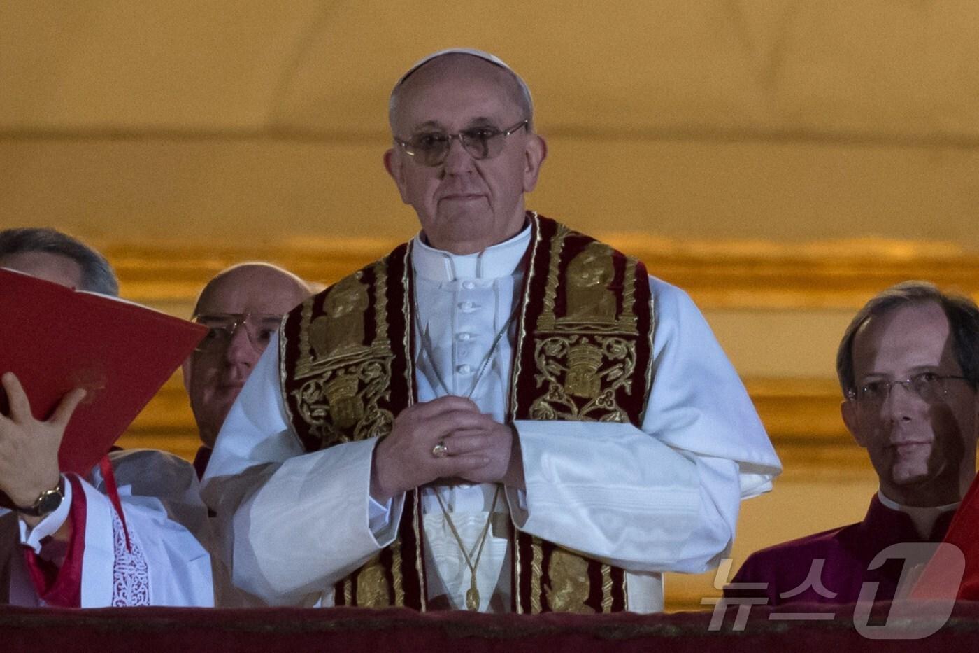 교황으로 추대된 날의 프란치스코 교황. 당시는 베르고글리오 추기경이었음.&lt;자료 사진&gt;2013. 03.13.ⓒ AFP=뉴스1