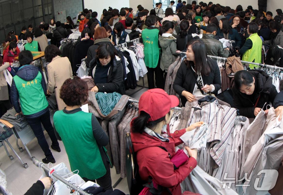 본문 이미지 - 광주 남구 교복 나눔장터의 모습.(광주 남구 제공. 재판매 및 DB 금지)