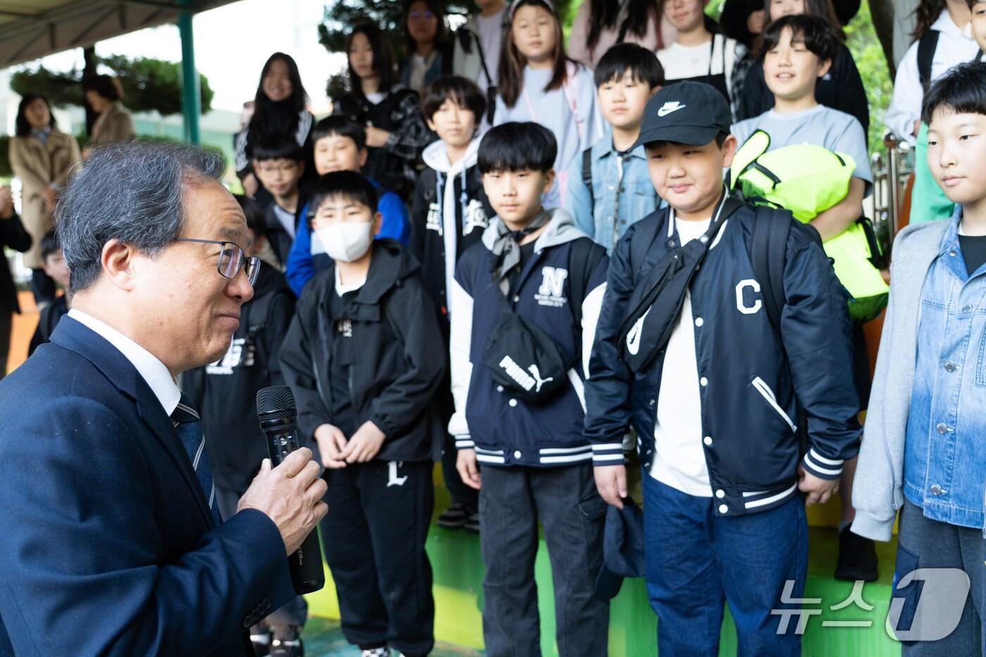 김석준 교육감이 안남초 학생들에게 당부의 말을 하고 있다.(부산시교육청 제공. 재판매 및 DB 금지)