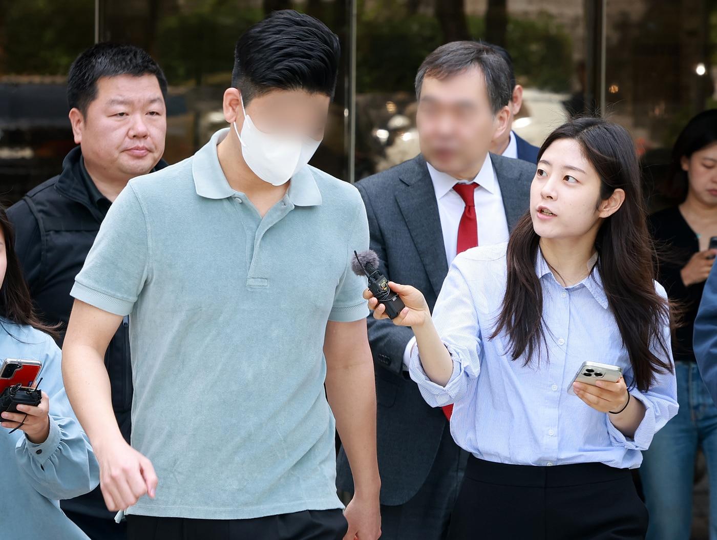 본문 이미지 - 마약 투약 혐의를 받는 이철규 국민의힘 의원 아들 이 모씨가 23일 오전 서울 서초구 서울중앙지방법원에서 열린 구속 전 피의자심문(영장실질심사)을 마친 뒤 법원을 나서고 있다. 이씨는 지난해 10월 29일 이른바 '던지기' 수법으로 서울 서초구 한 건물의 화단에 묻힌 액상 대마를 찾으려다 미수에 그친 혐의로 경찰에 검거됐다. 2025.4.23/뉴스1 ⓒ News1 김진환 기자