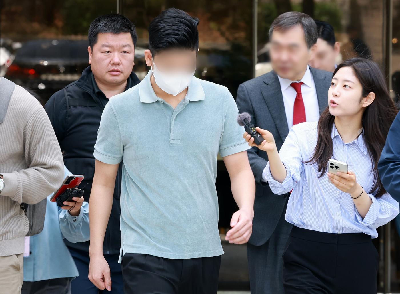 본문 이미지 - 마약 투약 혐의를 받는 이철규 국민의힘 의원 아들 이 모씨가 23일 오전 서울 서초구 서울중앙지방법원에서 열린 구속 전 피의자심문&#40;영장실질심사&#41;을 마친 뒤 법원을 나서고 있다. 이씨는 지난해 10월 29일 이른바 &#39;던지기&#39; 수법으로 서울 서초구 한 건물의 화단에 묻힌 액상 대마를 찾으려다 미수에 그친 혐의로 경찰에 검거됐다. 2025.4.23/뉴스1 ⓒ News1 김진환 기자