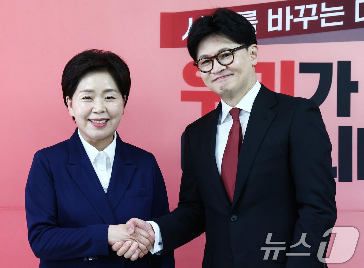 본문 이미지 - 한동훈 국민의힘 대선 경선 후보와 경선에 출마했던 양향자 전 의원이 23일 서울 여의도 선거사무소에서 양 전 의원의 한 후보 지지 선언 기자회견을 갖고 기념촬영을 하고 있다. 2025.4.23/뉴스1 ⓒ News1 김민지 기자