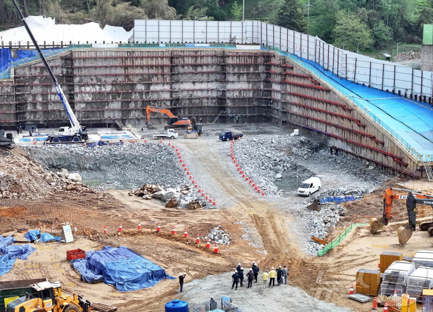 본문 이미지 - 올해 4월 광주광역시 북구 본촌동의 한 대형 아파트 건설현장에서 북구청 공동주택과 직원들과 현장 관계자들이 굴착작업 공사에 대한 안전점검을 실시하고 있다. (광주 북구 제공. 재판매 및 DB금지) /뉴스1 ⓒ News1 박지현 기자