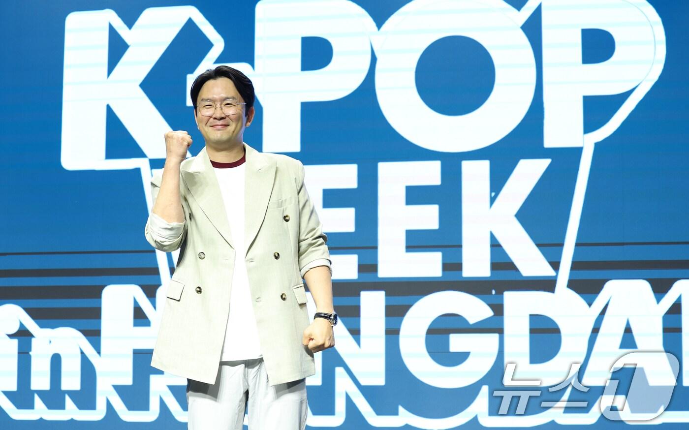 개그맨 윤형빈이 23일 오후 서울 마포구 홍대 H-STAGE에서 열린 '2025 K-POP WEEK in HONGDAE'기자간담회에 참석해 포즈를 취하고 있다. 'K팝 위크 인 홍대'는 대형 공연장이 아닌 홍대 인근 여러 소극장에서 팬들과 아티스트가 더 가깝게 호흡하고 교감할 기회를 제공할 예정이다. 2025.4.23/뉴스1 ⓒ News1 권현진 기자