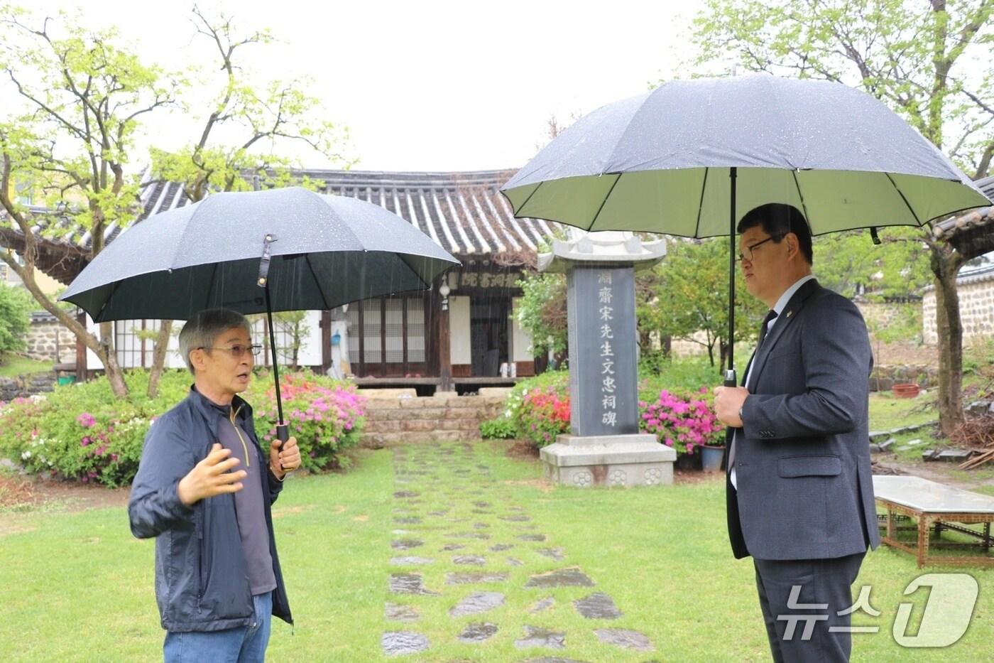 서승일 대전보훈청장(오른쪽)이 지난 22일 대전 동구 용운동 '문충사'를 찾아 시설물 안전 등에 대한 설명을 듣고 있다. (대전보훈청 제공. 재판매 및 DB 금지) /뉴스1