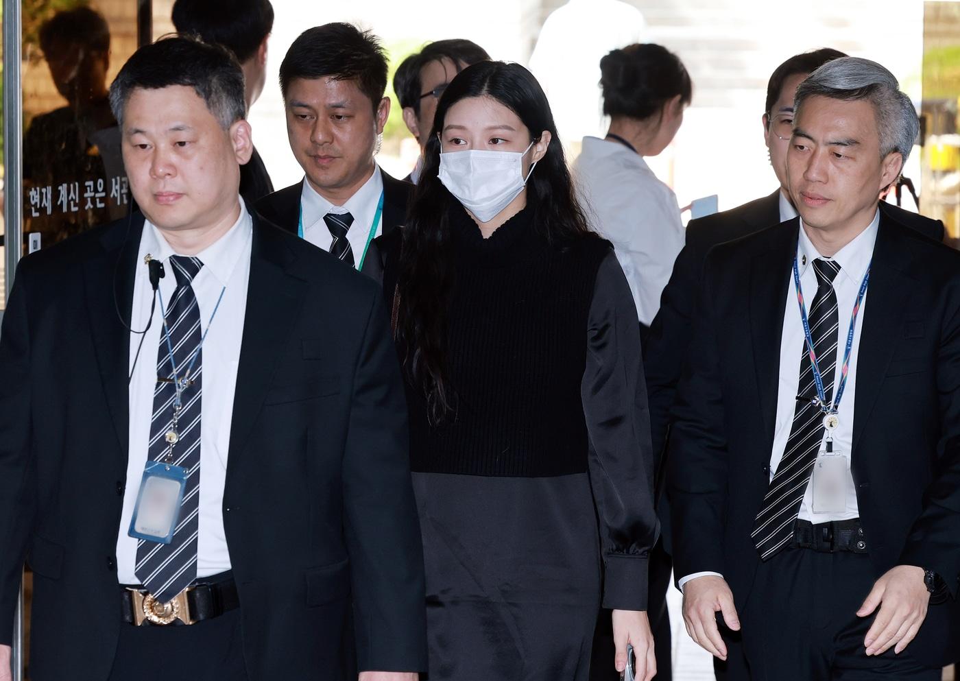 입시비리 혐의로 1심에서 벌금형을 선고받은 조국 조국혁신당 전 대표의 딸 조민씨가 23일 서울 서초구 서울중앙지방법원에서 허위작성공문서행사, 업무방해, 위계공무집행방해 혐의 관련 2심 선고 공판에 출석하고 있다. 조 씨는 위조된 서류로 서울대·부산대 의전원 입시에 지원해 업무를 방해한 혐의로 기소됐으며, 1심에서는 벌금 1천만 원이 선고됐다. 2025.4.23/뉴스1 ⓒ News1 김진환 기자