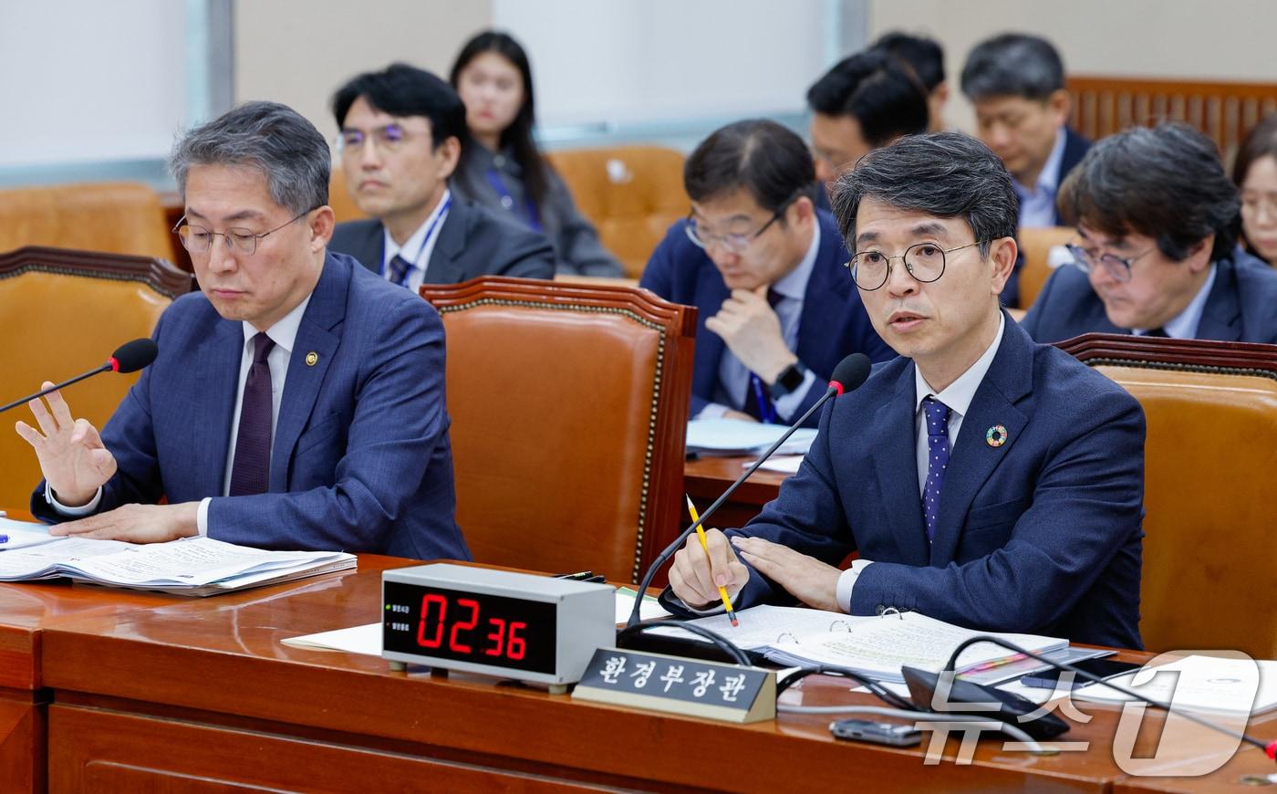 김완섭 환경부 장관이 서울 여의도 국회에서 열린 환경노동위원회 제424회국회(임시회) 제1차 전체회의에 출석해 싱크홀, 노후 하수관 관련 의원 질의에 답하고 있다. 2025.4.23/뉴스1 ⓒ News1 안은나 기자