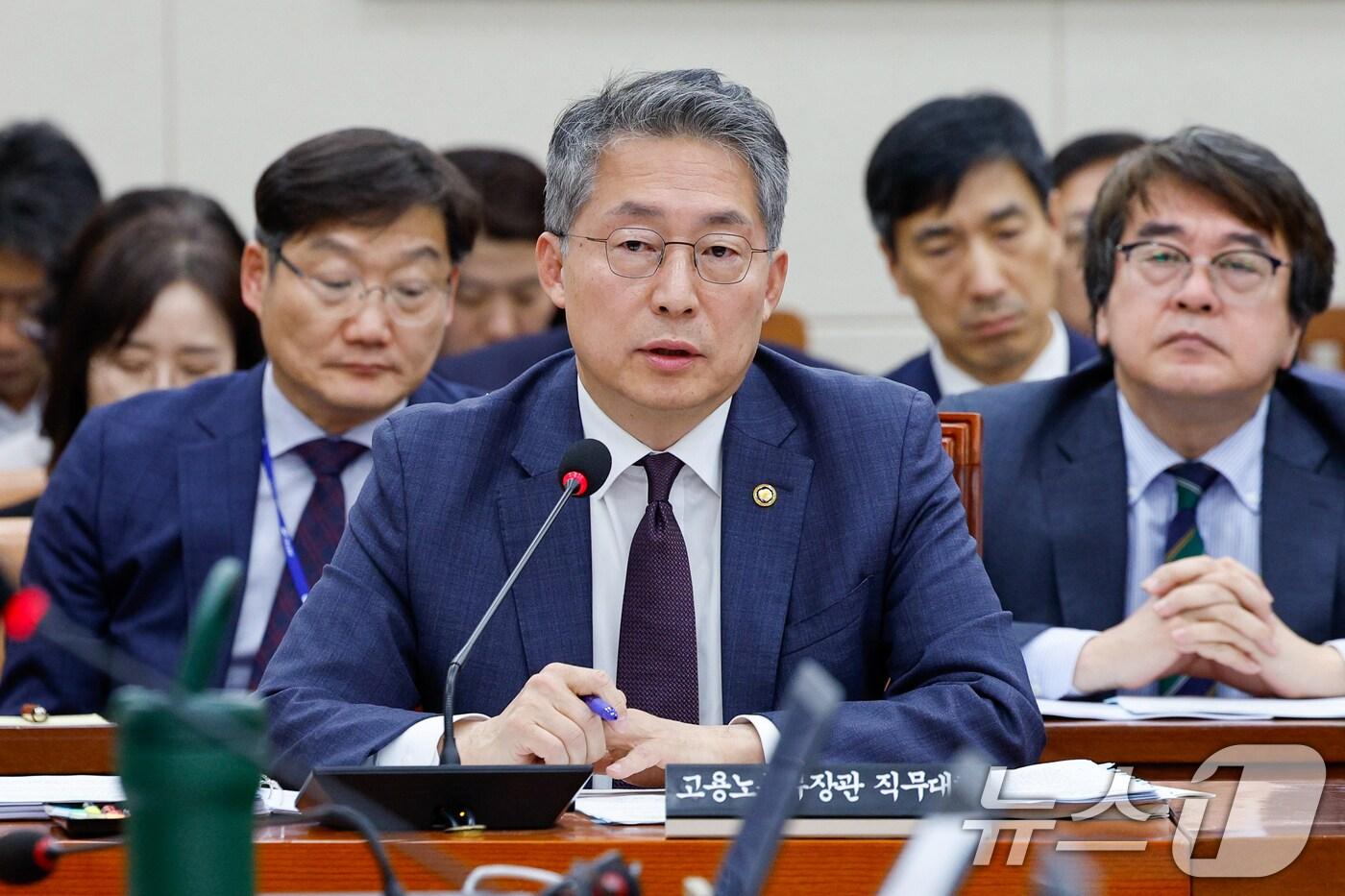 본문 이미지 - 김민석 고용노동부 장관 직무대행(차관)이 23일 오후 서울 여의도 국회에서 열린 환경노동위원회 제424회국회(임시회) 제1차 전체회의에 출석해 의원 질의에 답하고 있다. 2025.4.23/뉴스1 ⓒ News1 안은나 기자