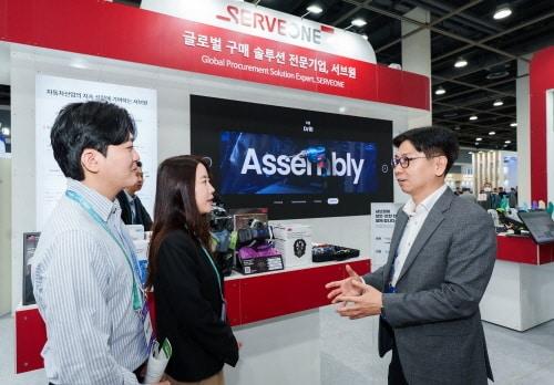 본문 이미지 - 4월 23일 서울 서초구 aT센터에서 개최된 ‘2025 자동차부품산업 ESGㆍ탄소중립 박람회’에서 서브원 자동차사업담당 이준호 이사가 관람객들에게 자동차 산업 현장에 필요한 ESG 솔루션 등을 설명하고 있다. 사진=서브원 제공