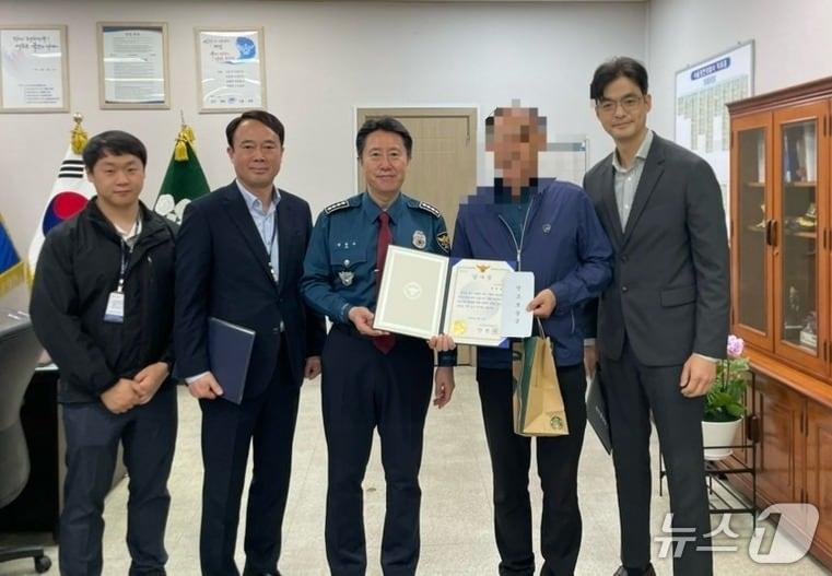 본문 이미지 - 22일 보이스피싱을 막은 60대 택시기사 A 씨가 서울 양천경찰서에서 감사장을 받고 있다.(서울 양천경찰서 제공)