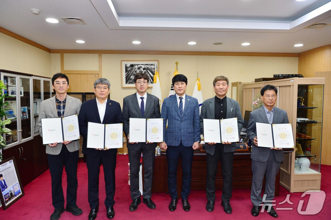 23일 광양시의회  김대원 의장(오른쪽 3번째)이  2024회계연도 결산검사위원 위촉장을 수여했다(광양시의회 제공)