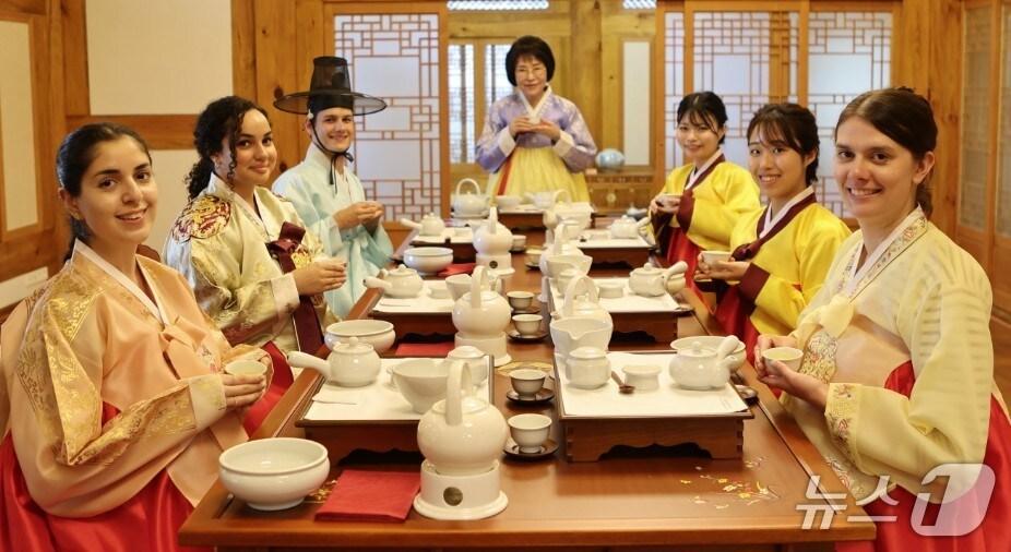 본문 이미지 - 외국 의대생 전통차·예절 체험 교육(가천대 제공) / 뉴스1
