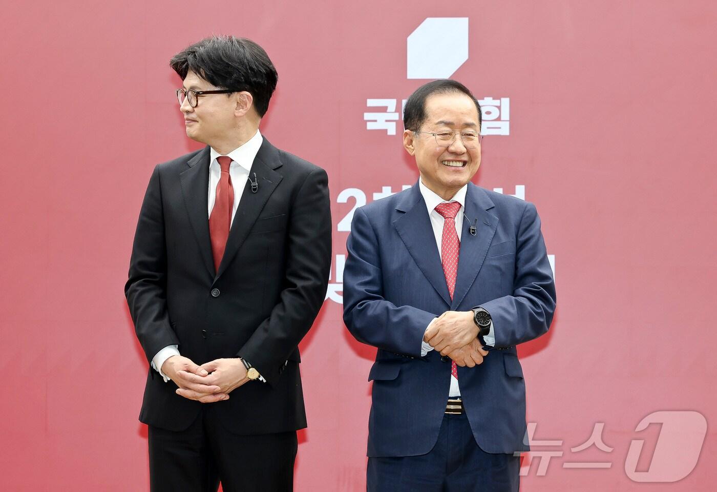 국민의힘 한동훈(왼쪽), 홍준표 경선 후보가 23일 서울 영등포구 중앙당사에서 열린 제21대 대통령후보자 선출을 위한 2차 경선 토론회 미디어 데이에서 서로를 1:1 맞수 토론 상대로 선택한 뒤 포즈를 취하고 있다. 2025.4.23/뉴스1 ⓒ News1 국회사진취재단