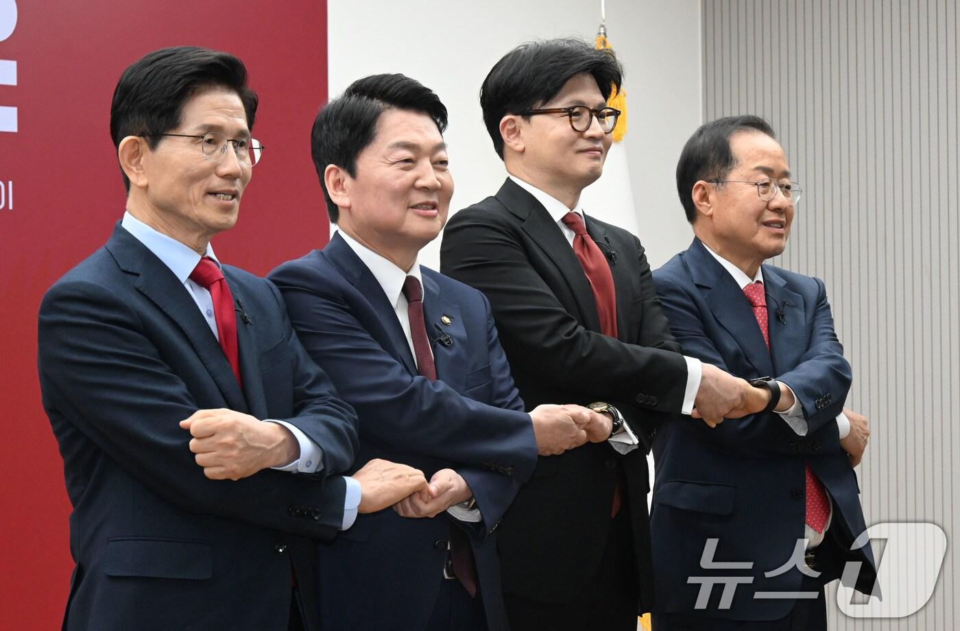 23일 서울 여의도 국민의힘 중앙당사에서 열린 2차 경선 토론회 미디어데이에서 국민의힘 김문수&#40;왼쪽부터&#41;, 안철수, 한동훈, 홍준표 대선 경선 후보가 포즈를 취하고 있다. 2025.4.23/뉴스1 ⓒ News1 국회사진취재단