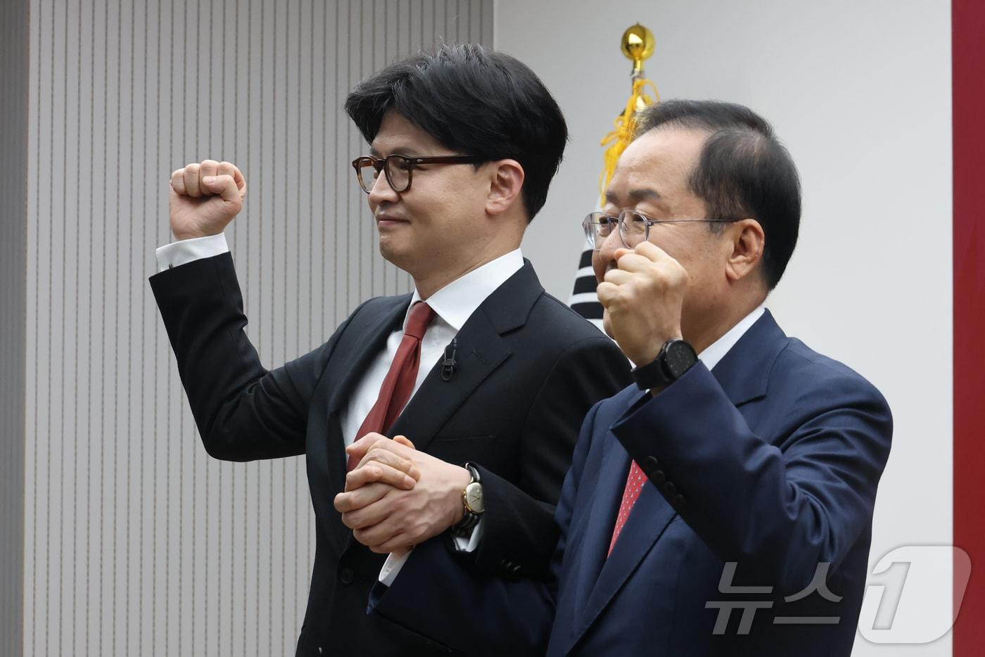 한동훈·홍준표 국민의힘 대선 경선 후보가 23일 서울 여의도 국민의힘 중앙당사에서 열린 2차 경선 토론회 미디어데이에서 토론자로 서로를 지명한 뒤 기념촬영을 하고 있다. 2025.4.23/뉴스1 ⓒ News1 국회사진취재단