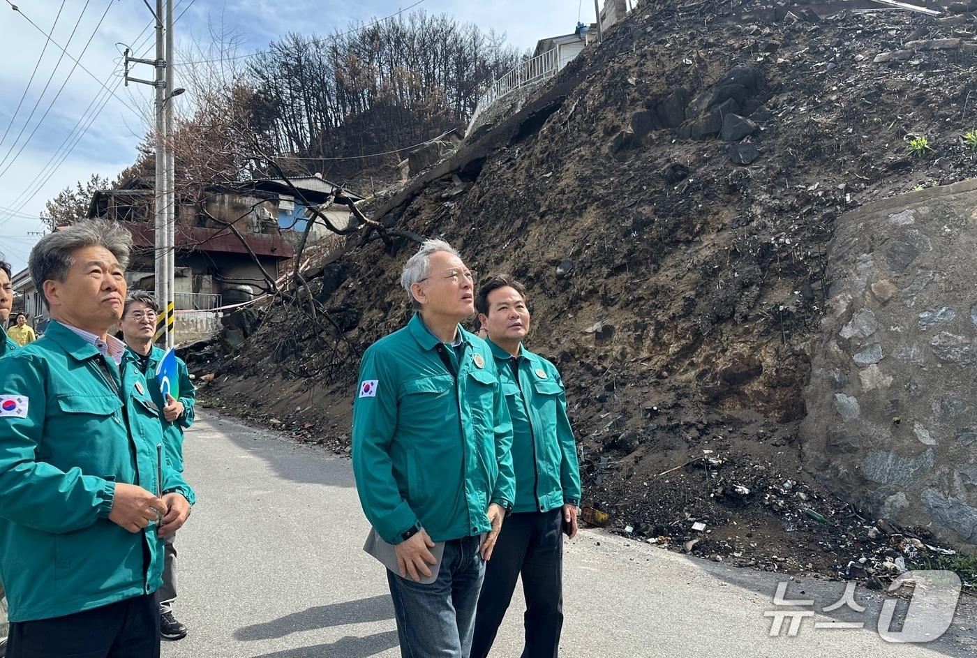  따개비마을로 알려진 &#39;석리 마을&#39;의 산불 피해 현장을 살펴보는 유인촌 문화체육관광부 장관ⓒ News1 윤슬빈 기자