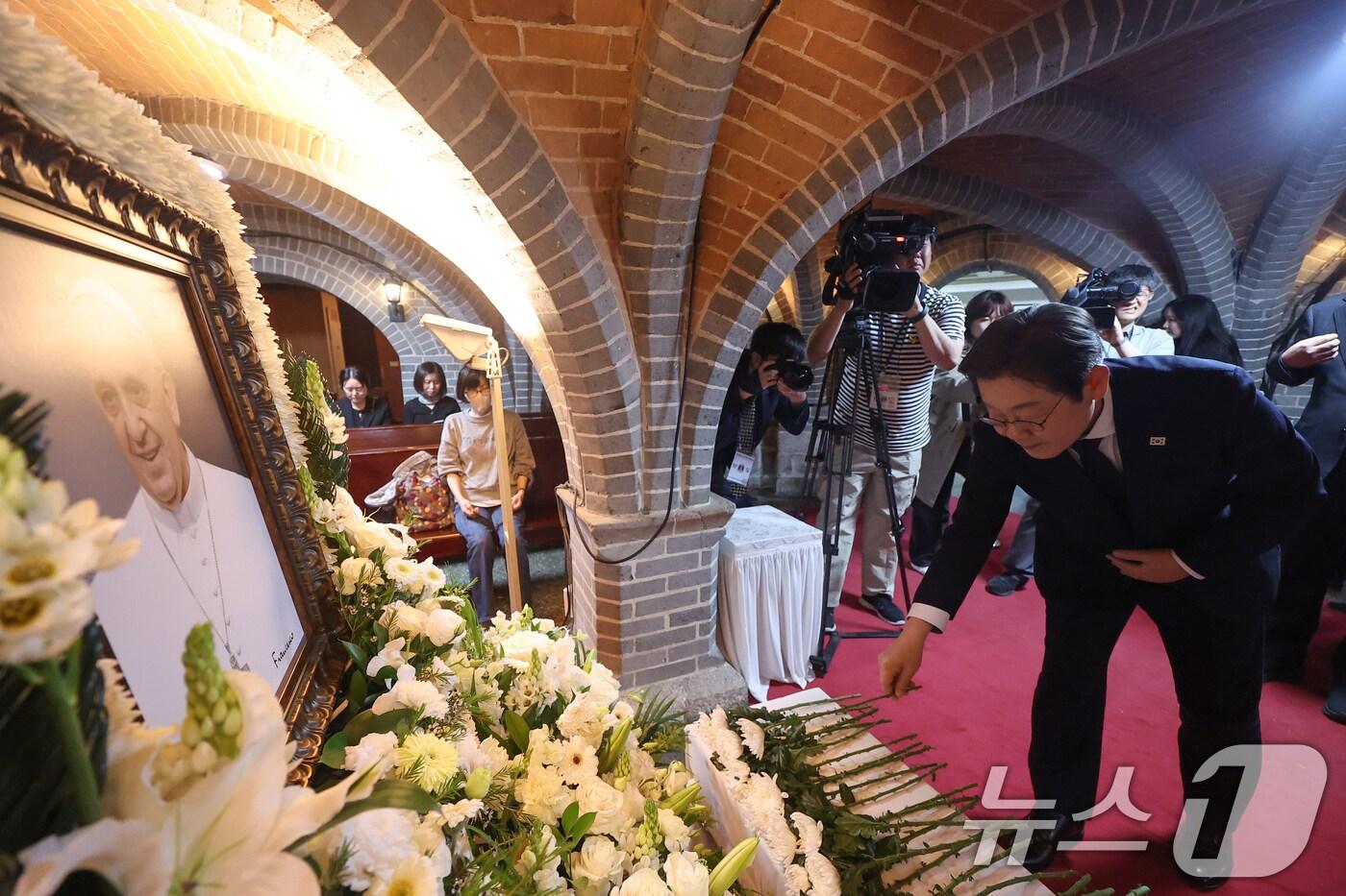 이재명 더불어민주당 대선 경선 후보가 23일 서울 명동대성당 지하성당에 마련된 프란치스코 교황 분향소를 찾아 조문하고 있다. &#40;공동취재&#41; 2025.4.23/뉴스1 ⓒ News1 김도우 기자