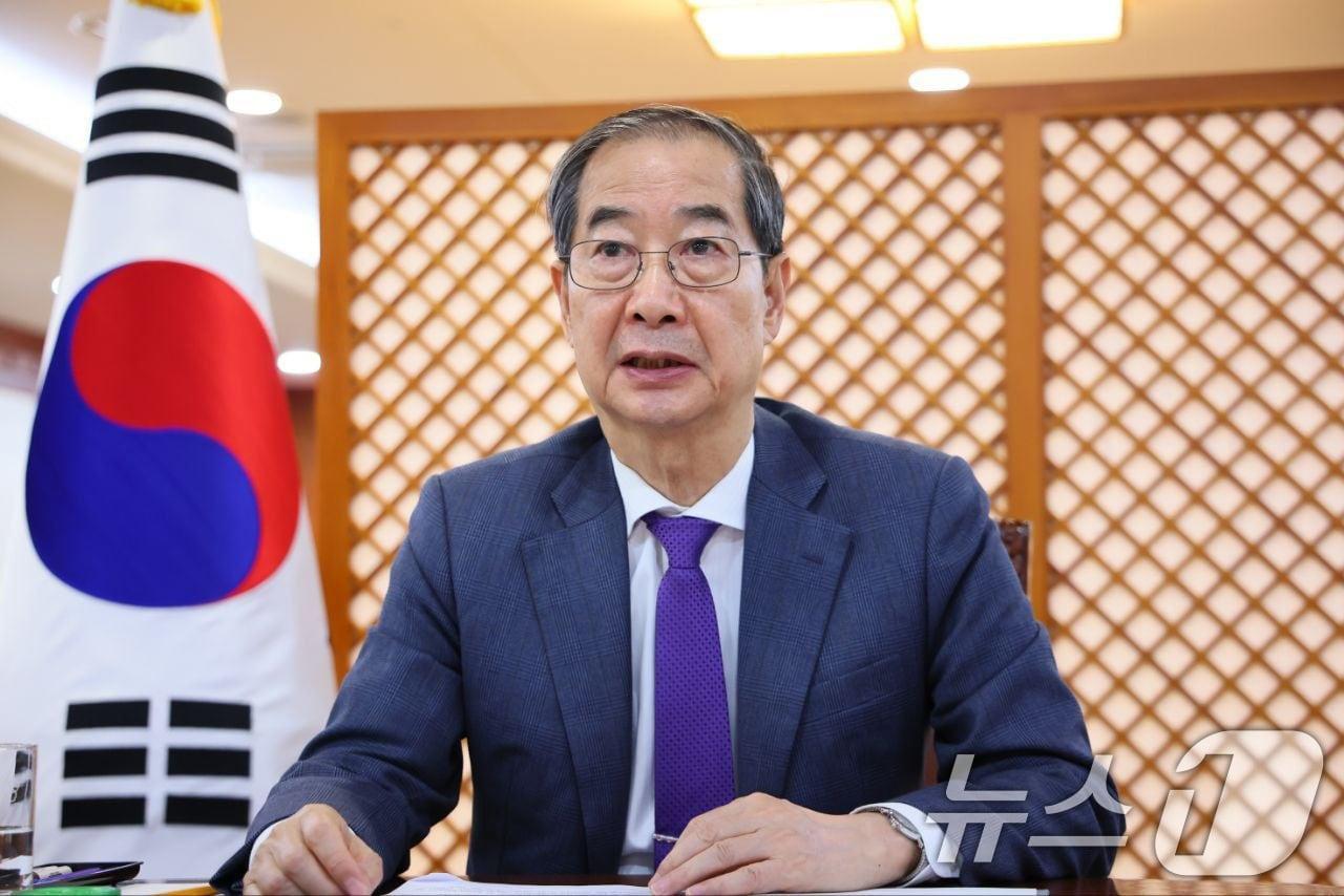 본문 이미지 - 한덕수 대통령 권한대행 국무총리가 지난 23일 서울 종로구 정부서울청사에서 화상으로 개최된 UN 기후 정상회의에 참석하고 있다. (총리실 제공, 재판매 및 DB 금지) 2025.4.24/뉴스1 ⓒ News1 임세영 기자