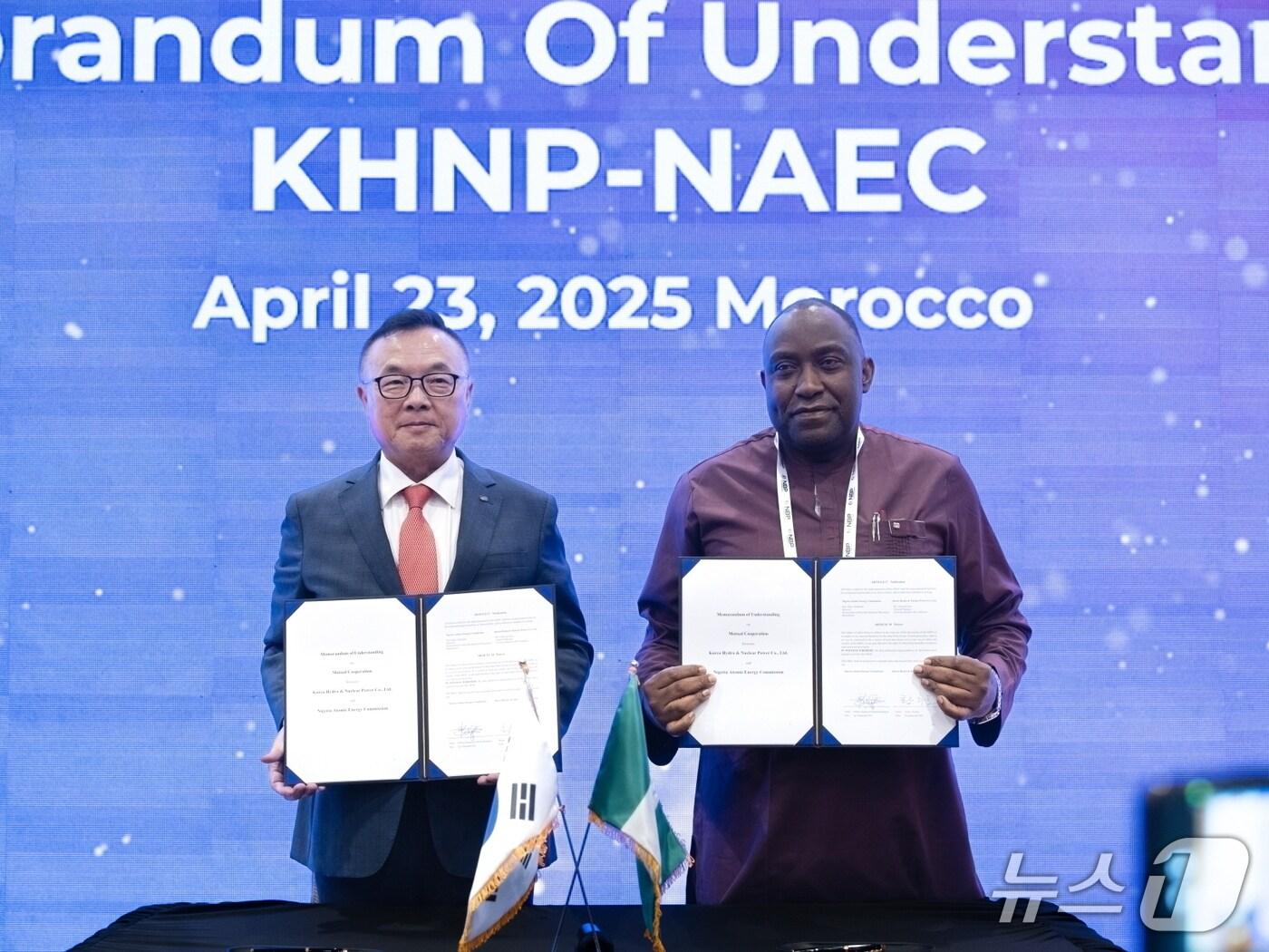 본문 이미지 - 한수원이 23일(현지시간) 나이지리아 원자력에너지위원회와 원자력 분야 협력에 대한 양해각서를 체결했다. 황주호 한수원 사장이 MOU를 체결한 뒤 기념촬영을 하고 있다. /2025.4.24/(한수원 제공)