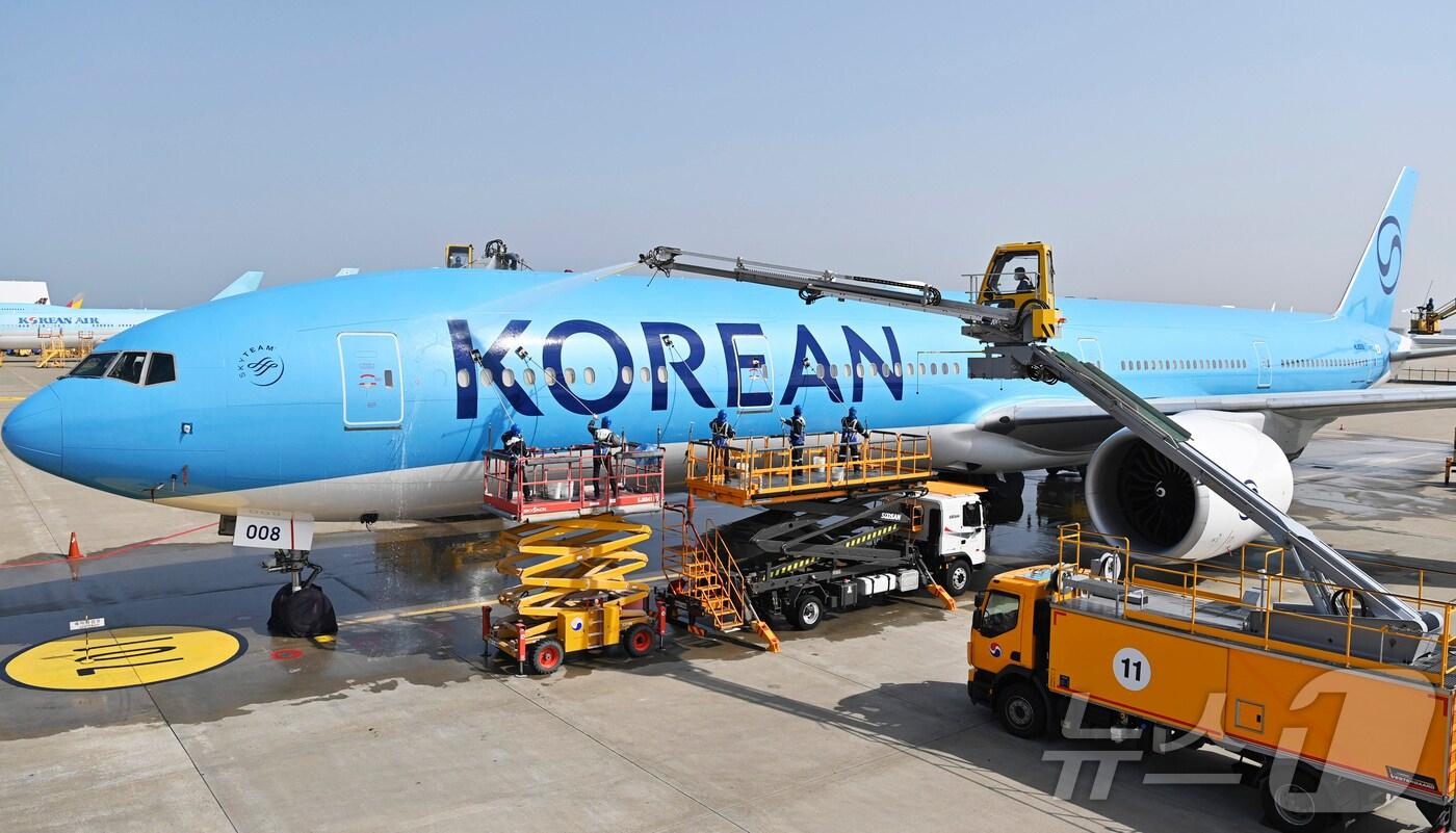 24일 오전 인천 중구 인천국제공항 대한항공 격납고에서 직원들이 봄을 맞아 항공기 동체를 세척하고 있다. 이날 세척한 항공기는 보잉 777-300ER 기종으로 대한항공의 새 도장이 적용된 기체다. (공동취재) ⓒ News1 장수영 기자