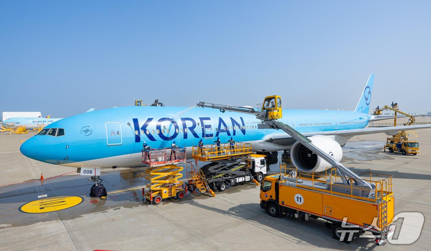 24일 인천국제공항에 위치한 대한항공 정비 격납고 앞에서 보잉777-300ER 항공기 세척을 실시하고 있는 모습.(대한항공 제공)