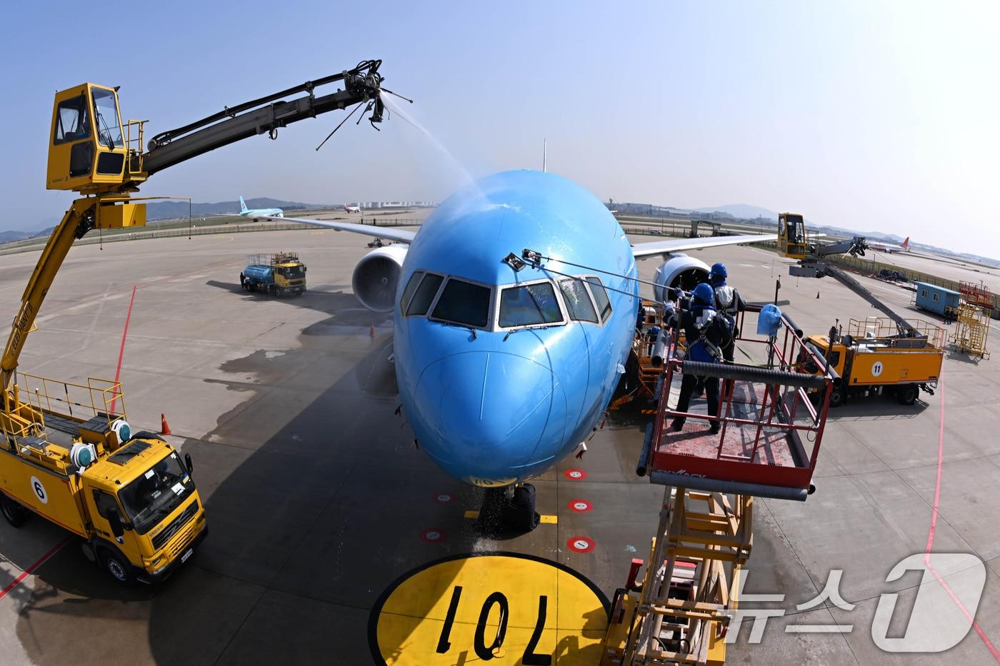 24일 오전 인천 중구 인천국제공항 대한항공 격납고에서 직원들이 봄을 맞아 항공기 동체를 세척하고 있다. 이날 세척한 항공기는 보잉 777-300ER 기종으로 대한항공의 새 도장이 적용된 기체다. (공동취재) 2025.4.24/뉴스1 ⓒ News1 장수영 기자
