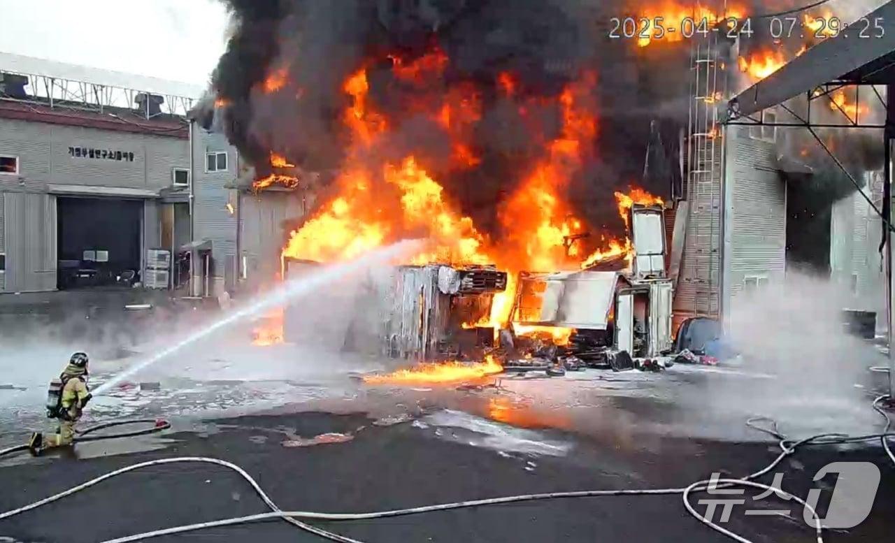 본문 이미지 - 화재 현장. (경기도소방재난본부 제공. 재판매 및 DB 금지) 2025.4.24/뉴스1
