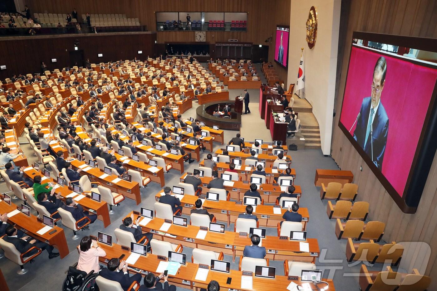 본문 이미지 - 한덕수 대통령 권한대행 겸 국무총리가 24일 서울 여의도 국회 본회의장에서 2025년도 제1회 추가경정예산안에 대한 정부 시정연설을 하고 있다. (공동취재) 2025.4.24/뉴스1 ⓒ News1 이재명 기자