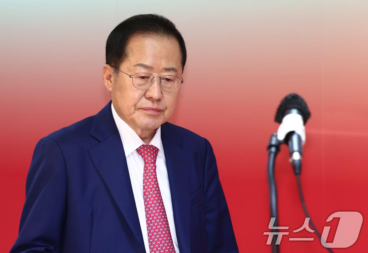 본문 이미지 - 2025년 4월 24일 홍준표 국민의힘 대선 경선 후보가 서울 여의도 국회 선거사무소에서 경선 관련 긴급 기자회견을 하기 위해 심각한 표정으로 입장하던 모습. 2025.4.24 ⓒ 뉴스1 김민지 기자