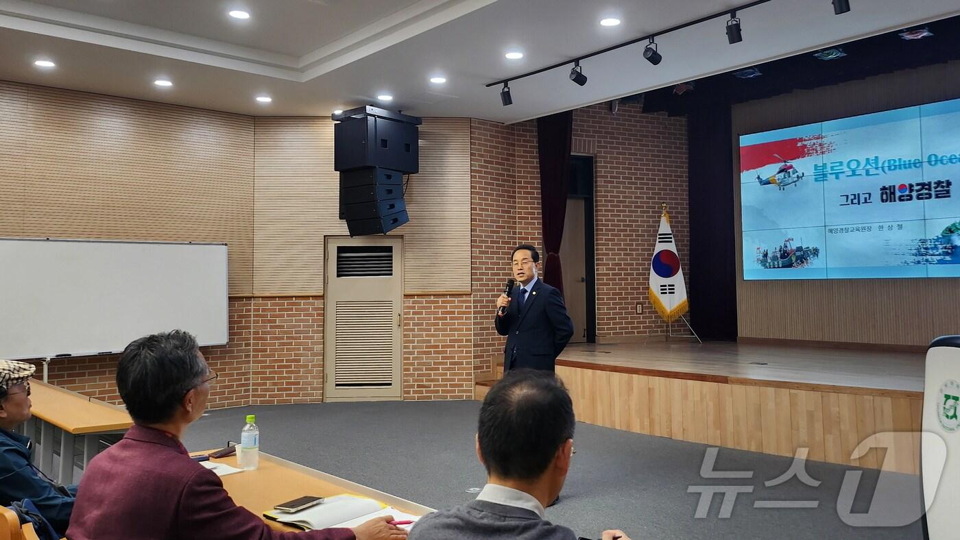 한상철 해양경찰교육원장이 23일 전남대학교 여수캠퍼스에서 특별강연을 하고 있다.(해양경찰교육원 제공. 재판매 및 DB 금지)