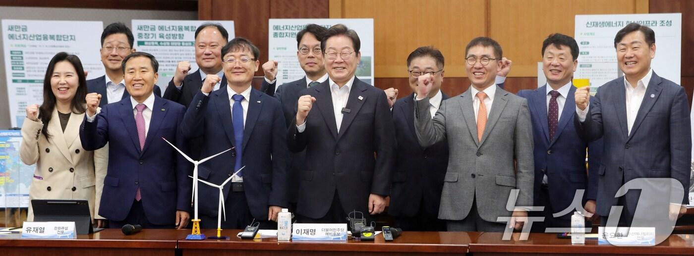 본문 이미지 - 이재명 더불어민주당 대선 경선 후보가 24일 전북자치도 김제시 새만금33센터에서 열린 미래에너지 현장 간담회에 앞서 기념촬영을 하고 있다. 2025.4.24/뉴스1 ⓒ News1 유경석 기자