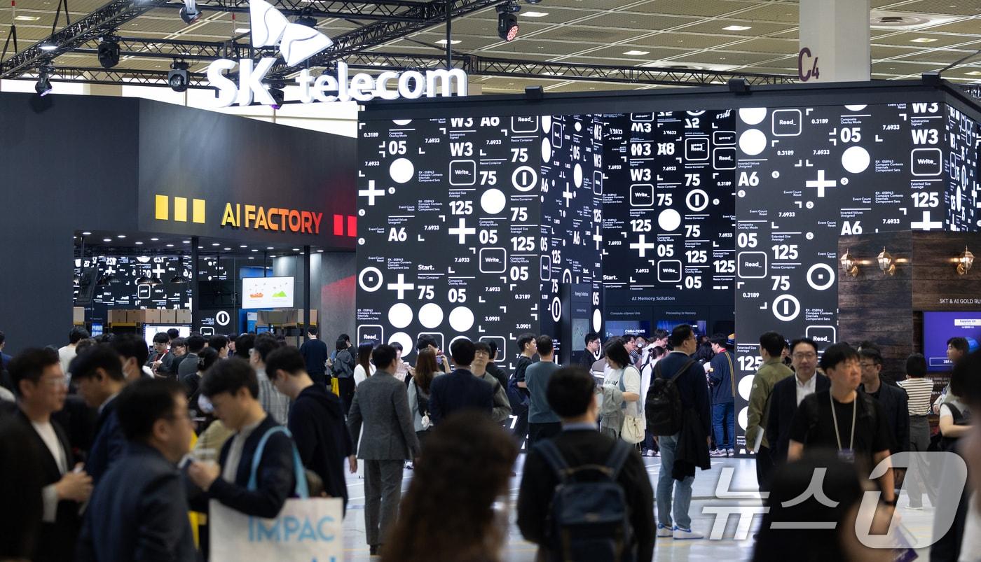 24일 서울 강남구 코엑스에서 열린 &#39;2025 월드 IT쇼&#39;를 찾은 관람객들이 부스를 둘러보고 있다. &#39;AI로 디지털 대전환, 과학기술로 미래 선도&#39;를 슬로건으로 열린 이번 월드 IT쇼는 오는 26일까지 코엑스에서 열린다. 2025.4.24/뉴스1 ⓒ News1 이승배 기자