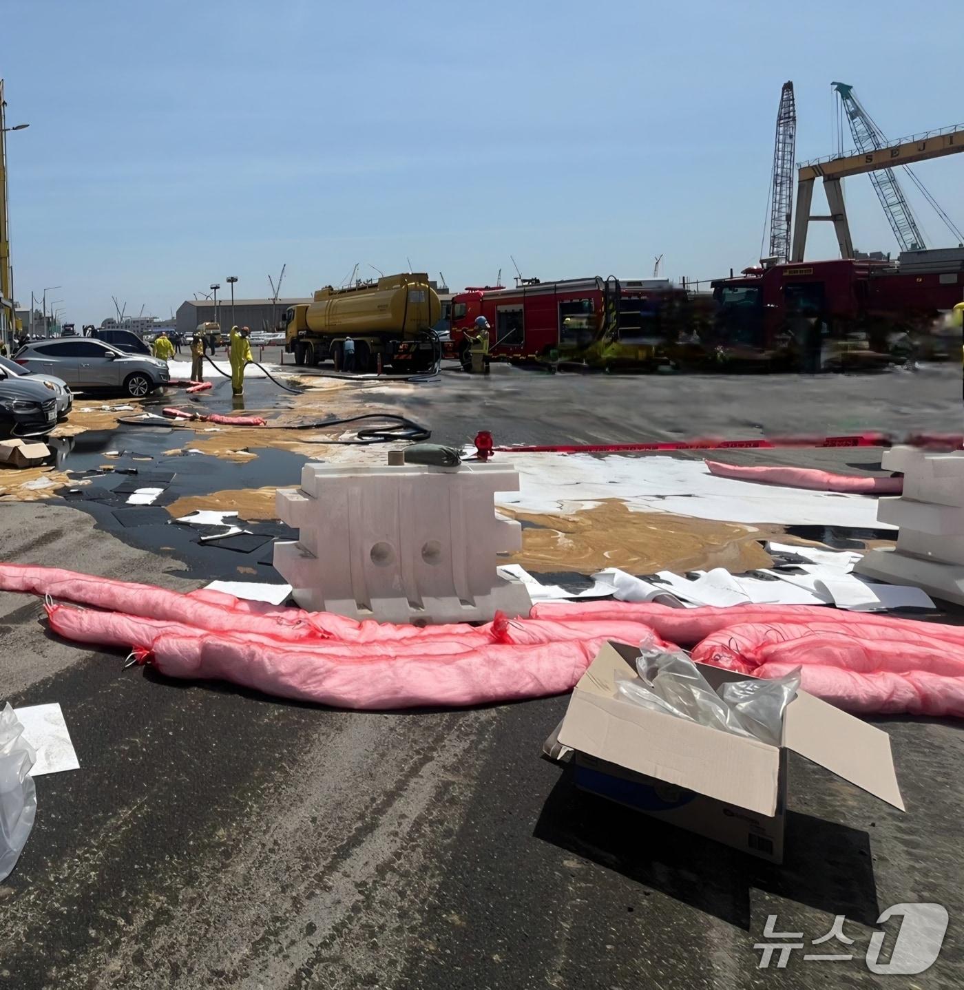 본문 이미지 - 24일 울산 울주 온산공단 내 도로에서 송유관이 파손되는 사고가 발생해 소방당국이 방제작업을 벌이고 있다.(울산소방본부제공. 재판매 및 DB 금지)