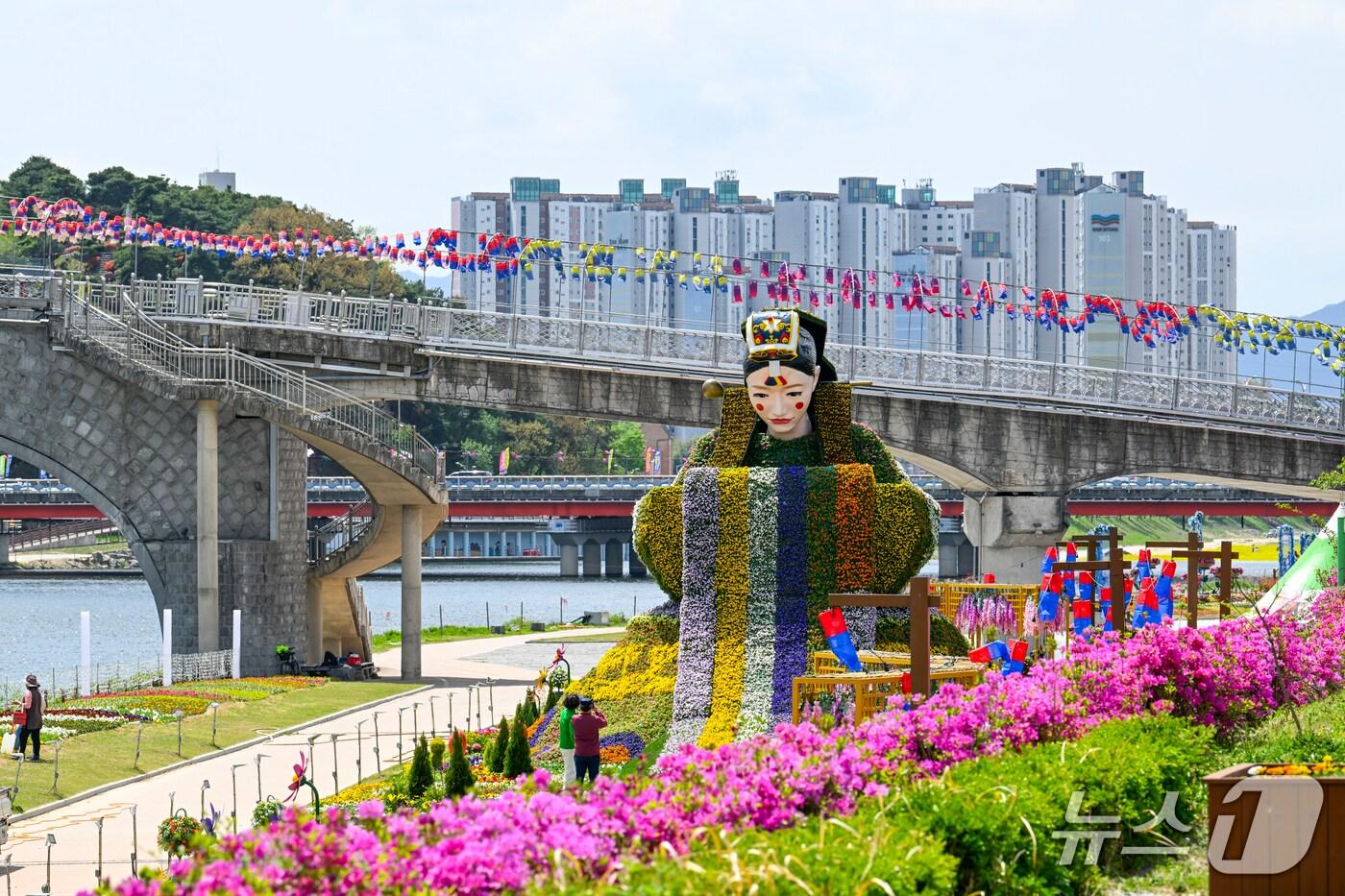 전북 남원시를 가로지르는 요천변에 춘향과 몽룡의 사랑 이야기를 주제로 한 꽃 단지가 조성됐다.(남원시 제공. 재판매 및 DB금지)/뉴스1 