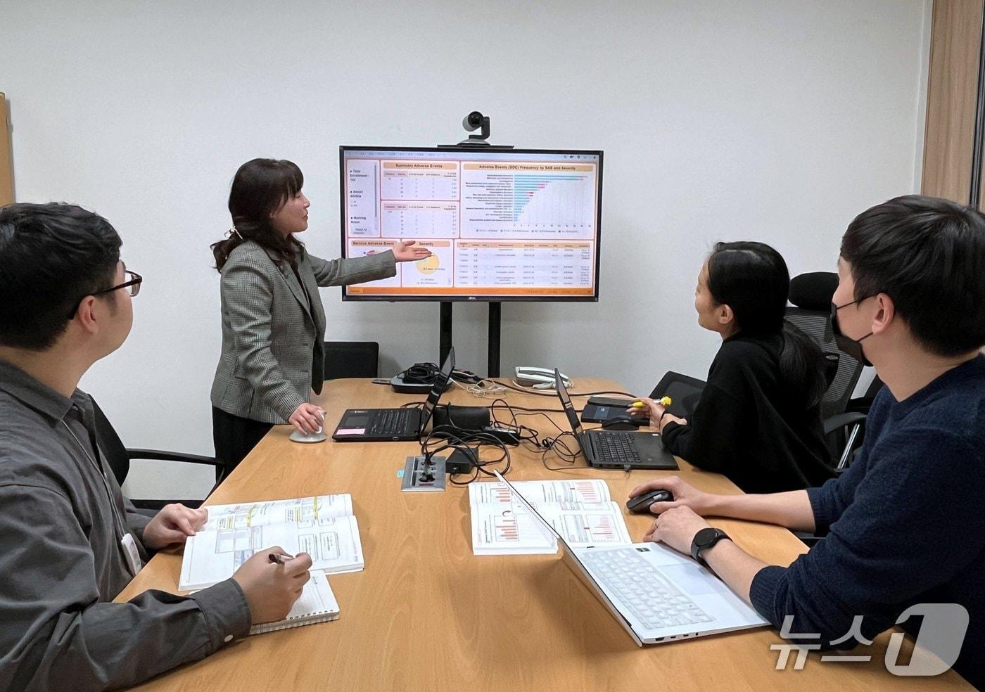 LSK글로벌PS D&S 사업부가 임상시험 데이터 시각화 솔루션을 분석하고 있다.&#40;LSK글로벌PS 제공&#41;/뉴스1