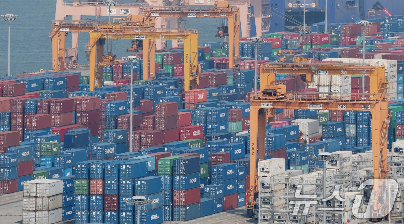 24일 경기 평택시 포승읍 평택항 수출 야적장에 컨테이너들이 쌓여있다. 2025.4.24/뉴스1 ⓒ News1 김영운 기자