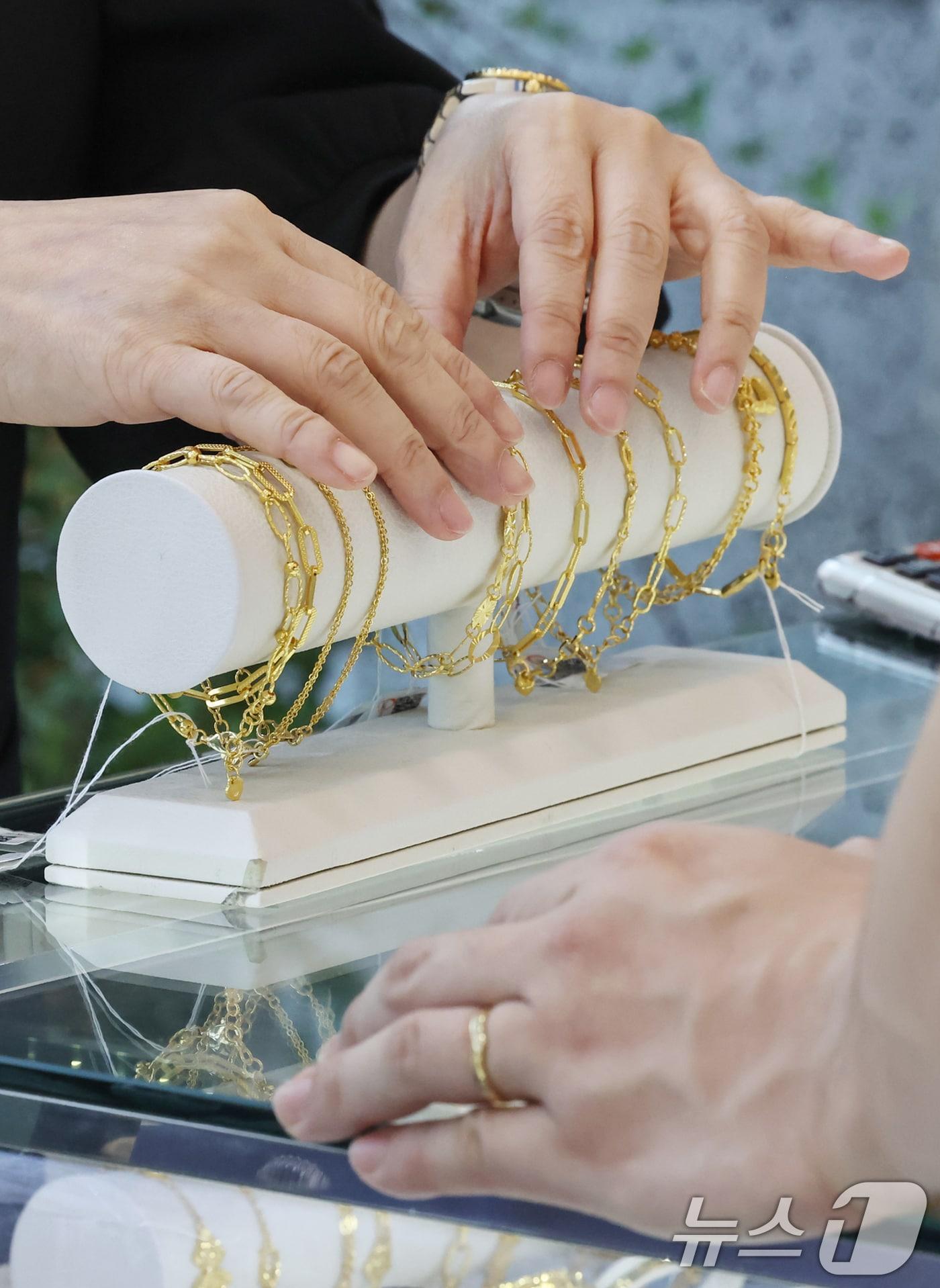 본문 이미지 - 금팔찌 자료사진. (기사 내용과 무관한 팔찌). 2025.4.24 ⓒ 뉴스1 DB