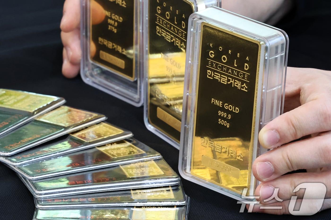 달러화 약세와 미중 관세전쟁으로 인한 국제 경제 불확실성이 커짐에 따라 금값이 꾸준한 상승세를 보이고 있다. 24일 서울 종로구 한국금거래소 종로본점에서 직원이 골드바를 진열하고 있다. 2025.4.24/뉴스1 ⓒ News1 민경석 기자