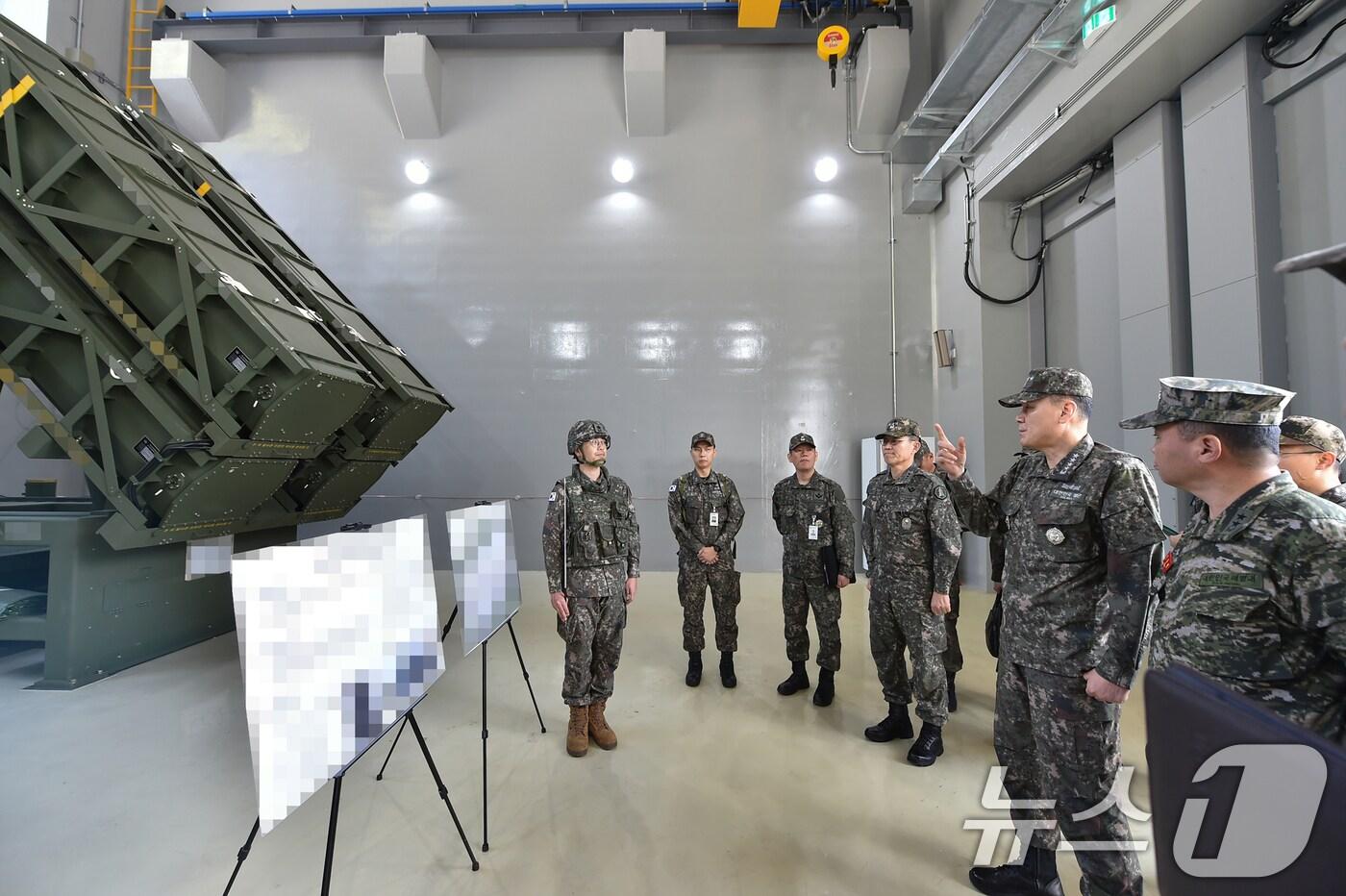 24일 김명수 합참의장이 한국형전술지대미사일 사격대와 중부지역 미사일우주감시대를 방문해 작전태세를 점검하고 현장에서 임무수행중인 장병들을 격려했다. 김명수 합참의장이 KTSSM 사격대 발사장에서 현장점검을 하고 있다. (합동참모본부 제공. 재판매 및 DB 금지) 2025.4.24/뉴스1