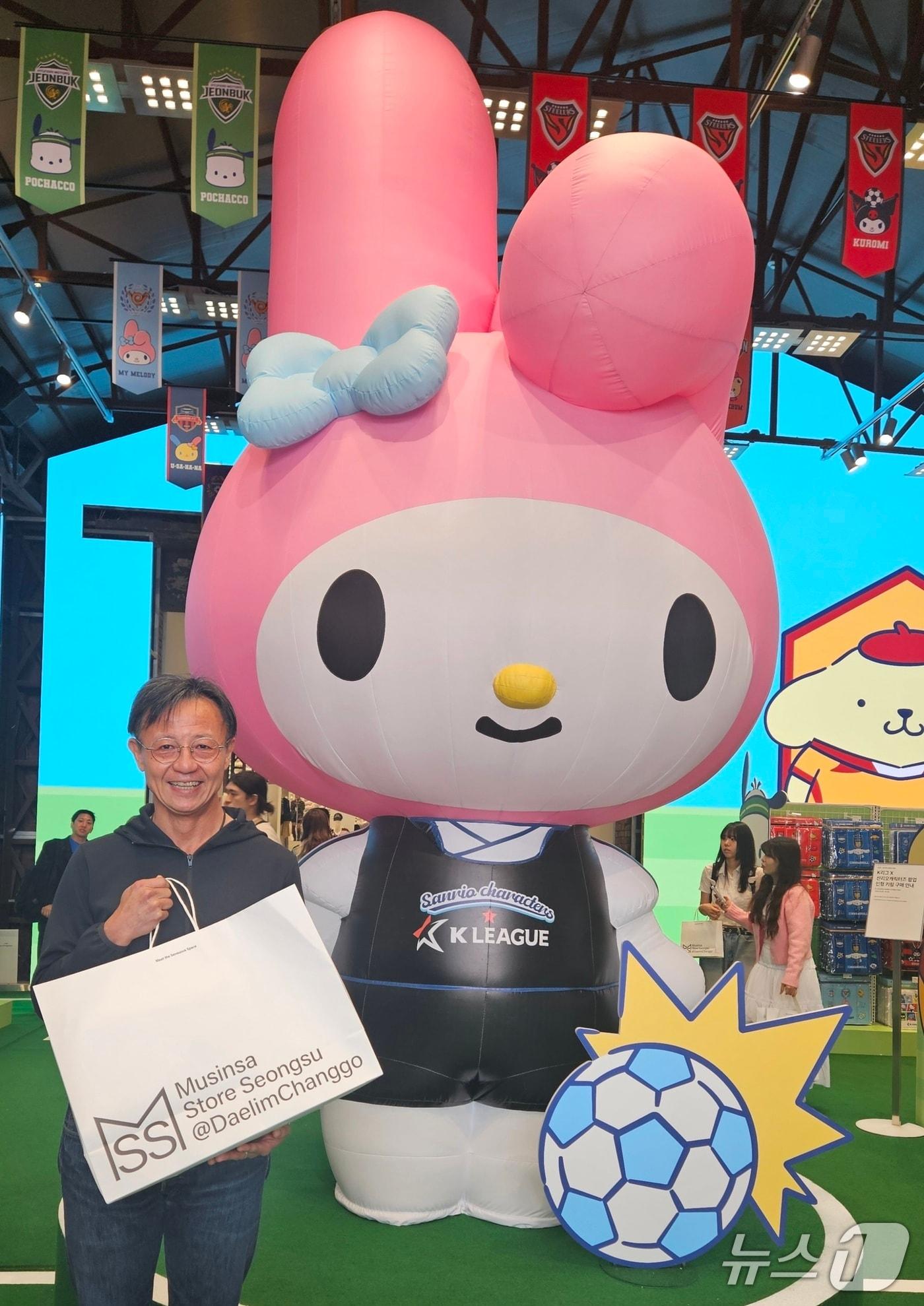 본문 이미지 - 마마다 도시히코 산리오코리아 지사장이 24일 서울 성동구의 무신사 스토어 성수@대림창고에 방문해 사진 촬영을 하고 있다. /뉴스1 ⓒ 뉴스1 김도용 기자