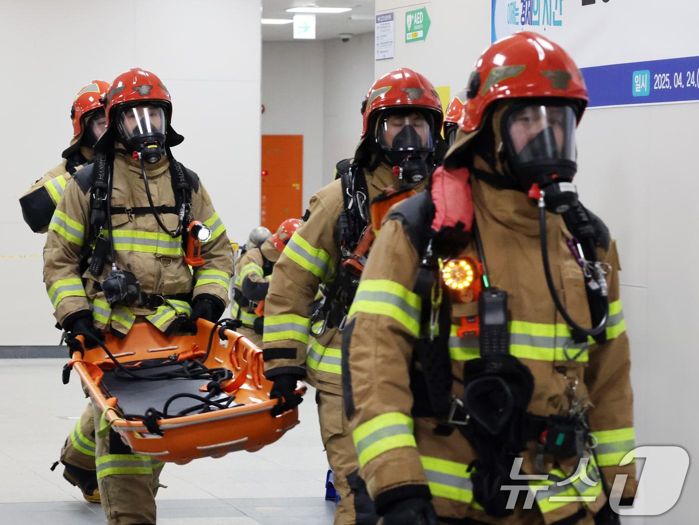 본문 이미지 - 지난 4월 24일 오후 경기 고양시 대곡역 GTX-A에서 열린 &#39;2025년 경기도북부 긴급구조종합훈련&#39;에서 소방대원들이 구조작업을 펼치고 있다. &#40;사진은 기사 내용과 무관함&#41; 2025.4.24/뉴스1 ⓒ News1 황기선 기자