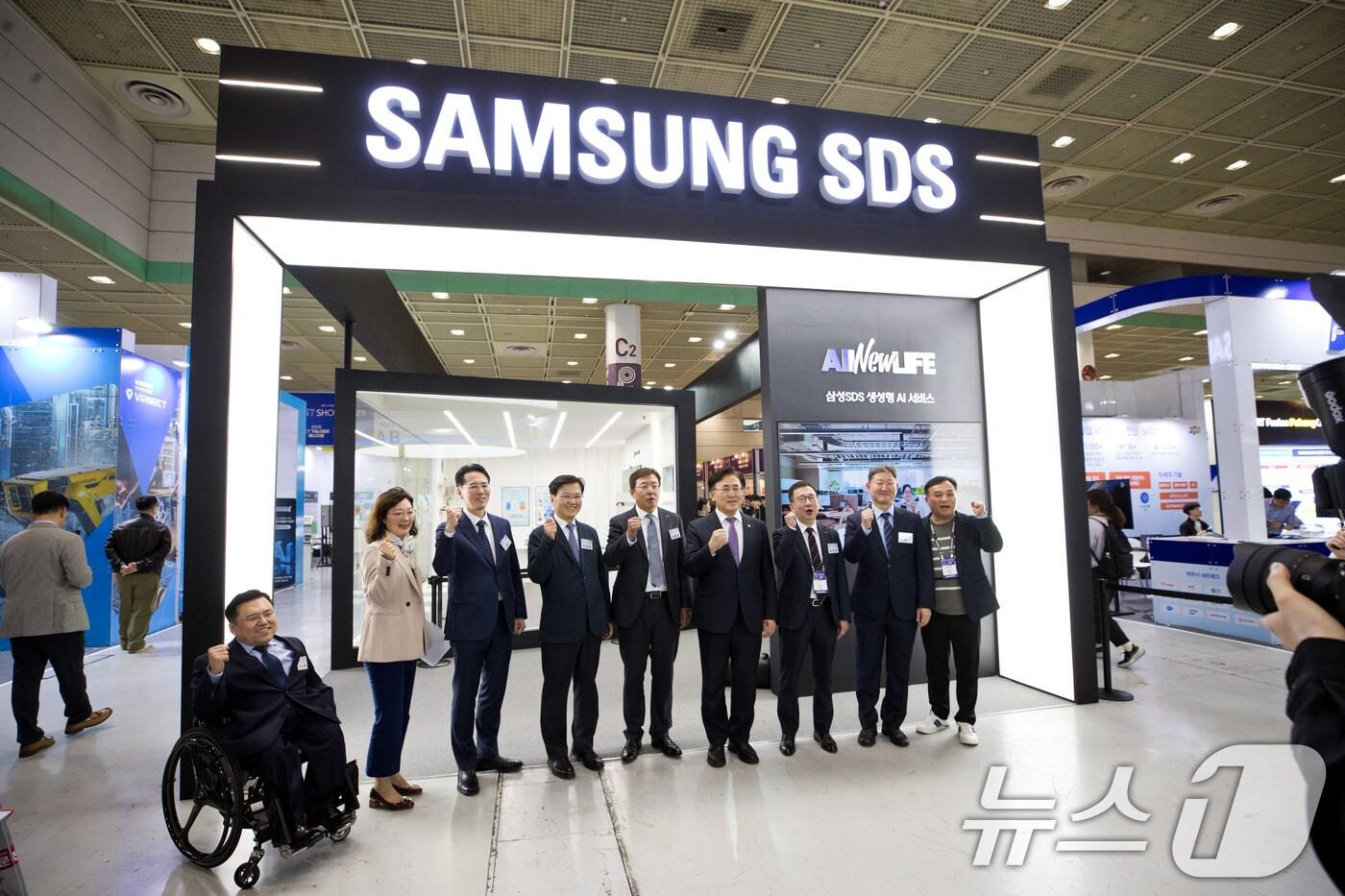 유상임 과학기술정보통신부 장관이 24일 서울 강남구 코엑스에서 열린 &#39;2025 월드IT쇼&#39;에 참석해 최양희 국가과학기술자문회의 부의장과 &#39;삼성SDS&#39; 전시관에서 기념촬영을 하고 있다. &#40;과학기술정보통신부 제공. 재판매 및 DB 금지&#41; 2025.4.24/뉴스1