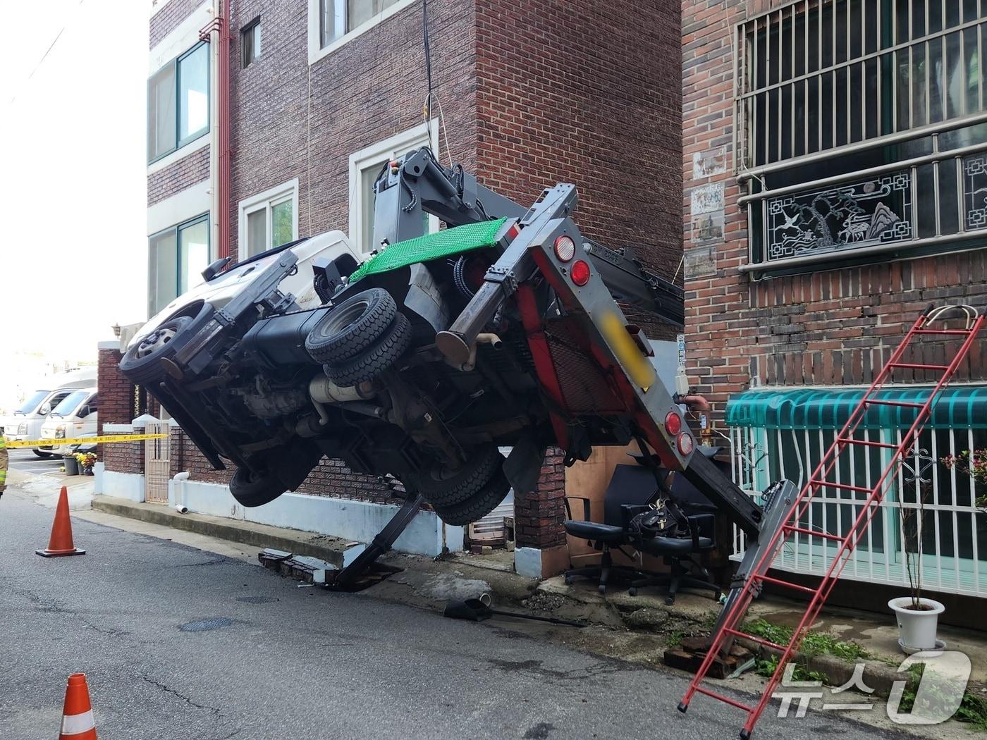 본문 이미지 - 넘어진 사다리차(인천소방본부 제공.재판매 및 DB금지)