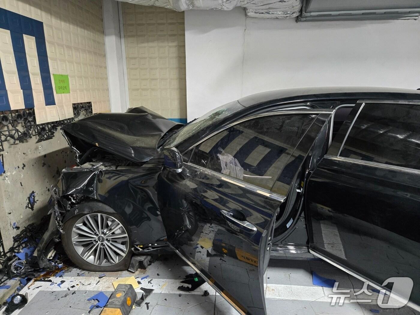 본문 이미지 - 24일 오전 11시 27분께 경기 의정부시 민락동의 한 상가건물 지하 1층에서 승용차량이 건물 벽을 들이받아 30대 남녀 2명이 크게 다치고, 강아지 1마리가 사체로 발견됐다. &#40;경기도북부소방재난본부 제공. 재판매 및 DB금지&#41; 2025.4.24/뉴스1