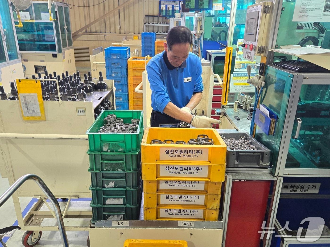 본문 이미지 - 23일 한세모빌리티 대구공장 구동공장에서 근로자가 구동축(하프샤프트)에 들어가는 케이지, 이너레이스, 아우터레이스, 베어링 볼을 조립하고 있다. 2025.04.23/뉴스1 김성식 기자