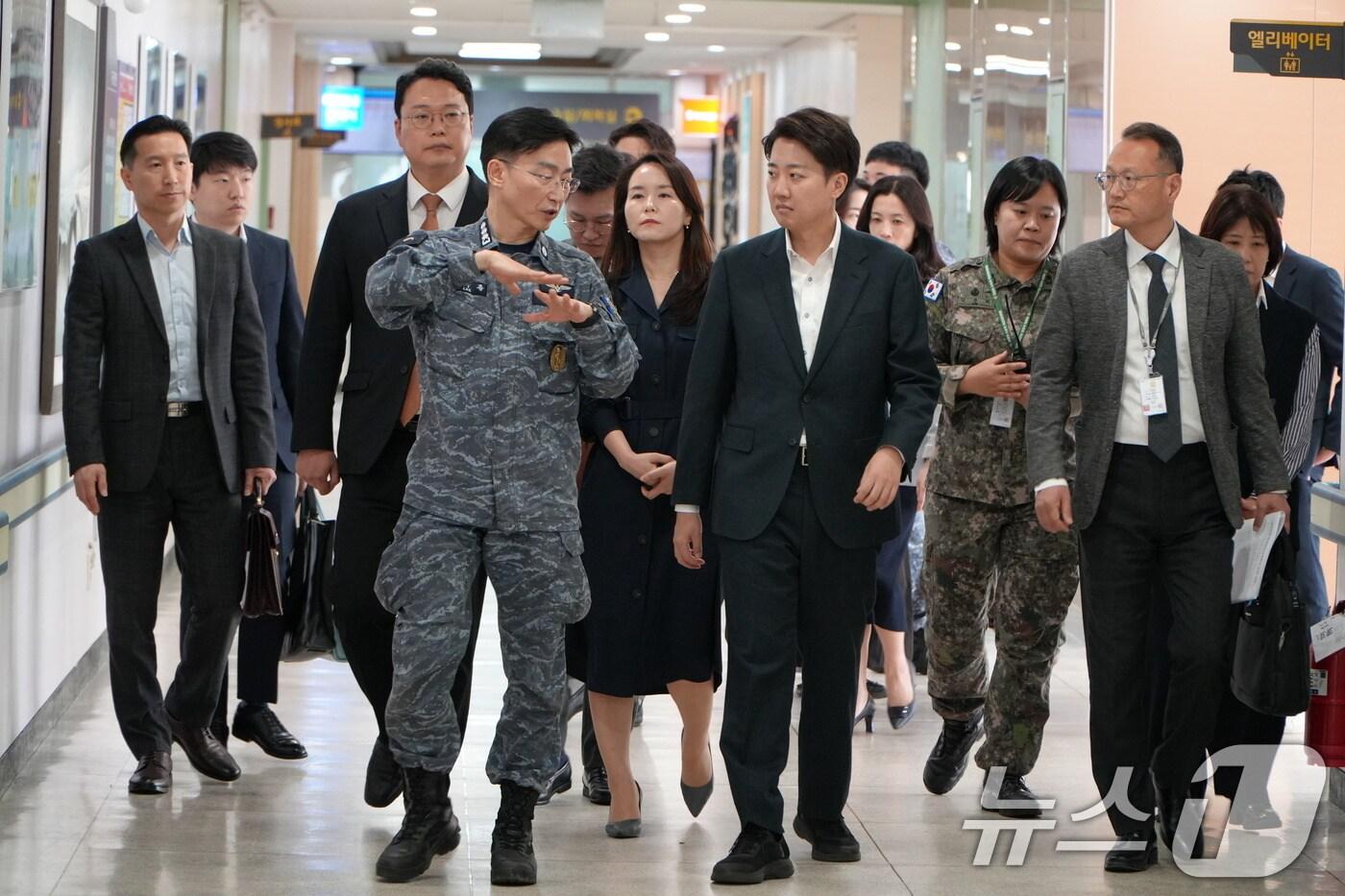 이준석 개혁신당 대선 예비후보가 24일 대전 유성구 국군대전병원을 찾아 이국종 원장의 설명을 듣고 있다. (이준석 캠프 제공, 재판매 및 DB 금지)