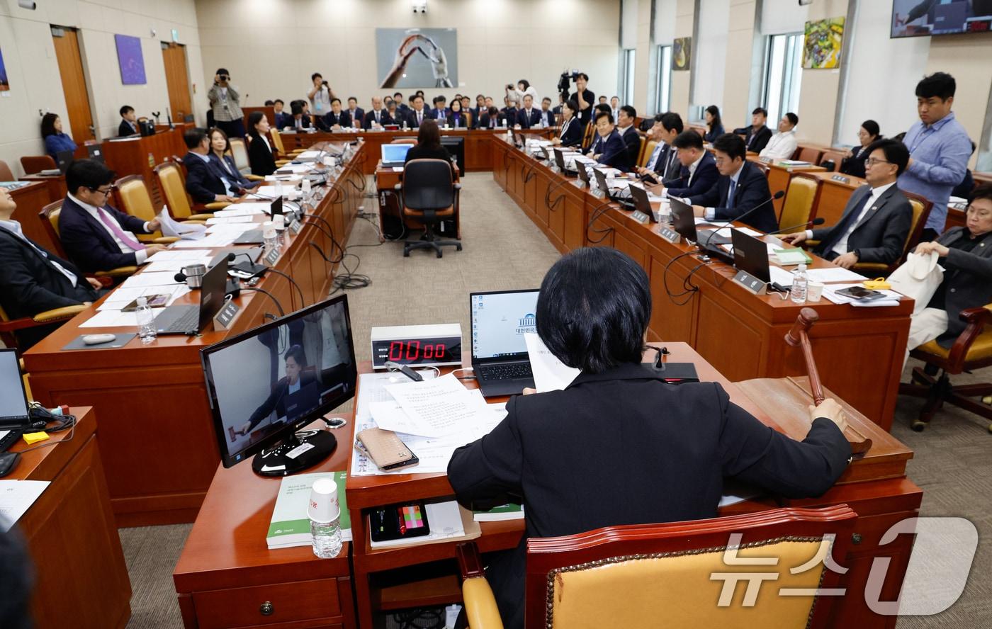 24일 서울 여의도 국회에서 열린 과학기술정보방송통신위원회 제424회국회&#40;임시회&#41; 제4차 전체회의에서 최민희 의원장이 2025년도 제1회 추가경정예산안&#40;정부&#41; 통과를 알리고 있다. 2025.4.24/뉴스1 ⓒ News1 안은나 기자